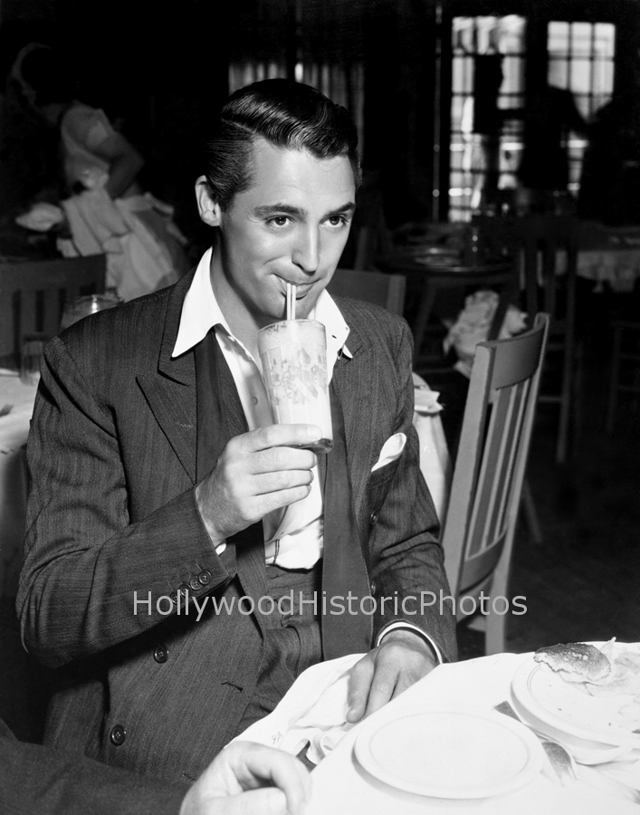 Cary Grant  Paramount commissary 1933.jpg